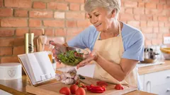 Krok do długowieczności: z czego rezygnują i co jedzą ludzie dożywający 100 lat