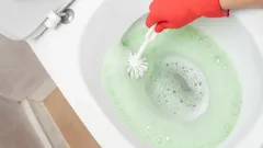 15 minut i twoja toaleta będzie olśniewająco biała: wrzuć do muszli te dwa składniki