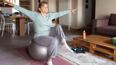 Najlepsze ćwiczenia dla seniorów: popraw równowagę i mobilność bez wychodzenia z domu