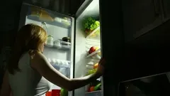 Koniec z nocnym podjadaniem: zapamiętaj te proste sposoby na opanowanie apetytu przed snem