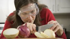 Jak kroić cebulę bez łez: metoda oparta na nauce, a nie na przesądach